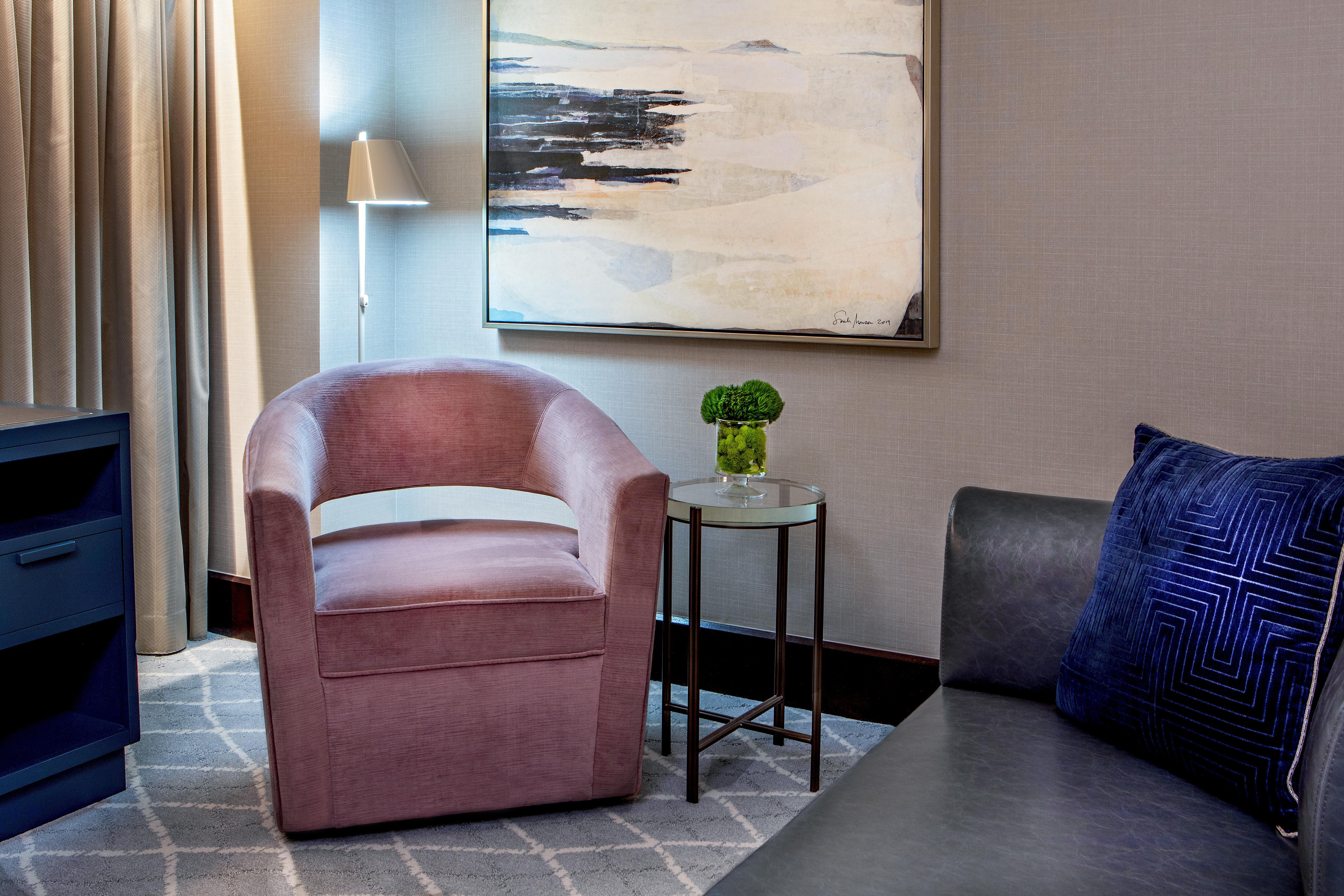 インターコンチネンタル ボストン エクステリア 写真 A chair in a living room