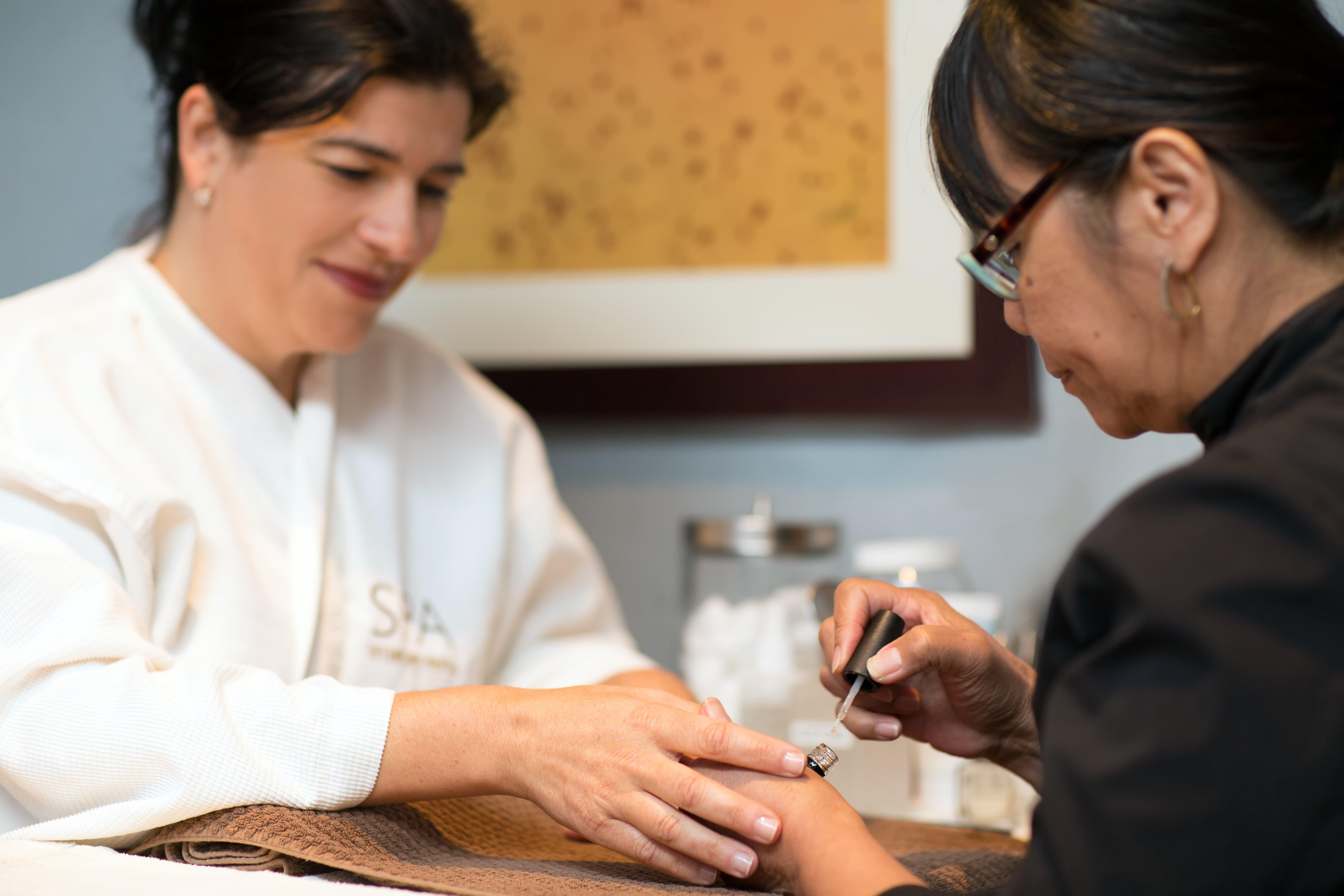 インターコンチネンタル ボストン エクステリア 写真 A woman receiving acupuncture treatment