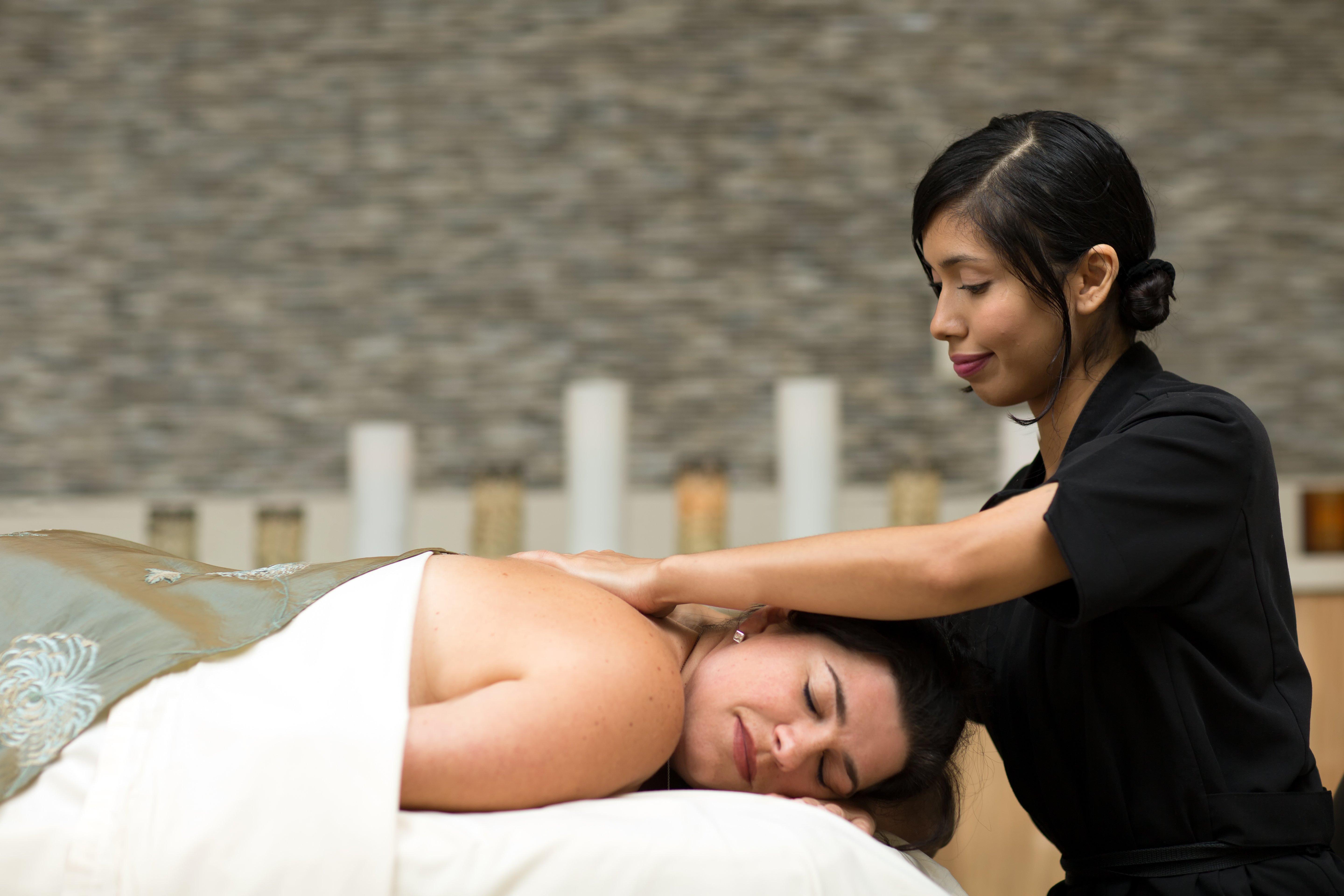インターコンチネンタル ボストン エクステリア 写真 A massage therapist working on a client