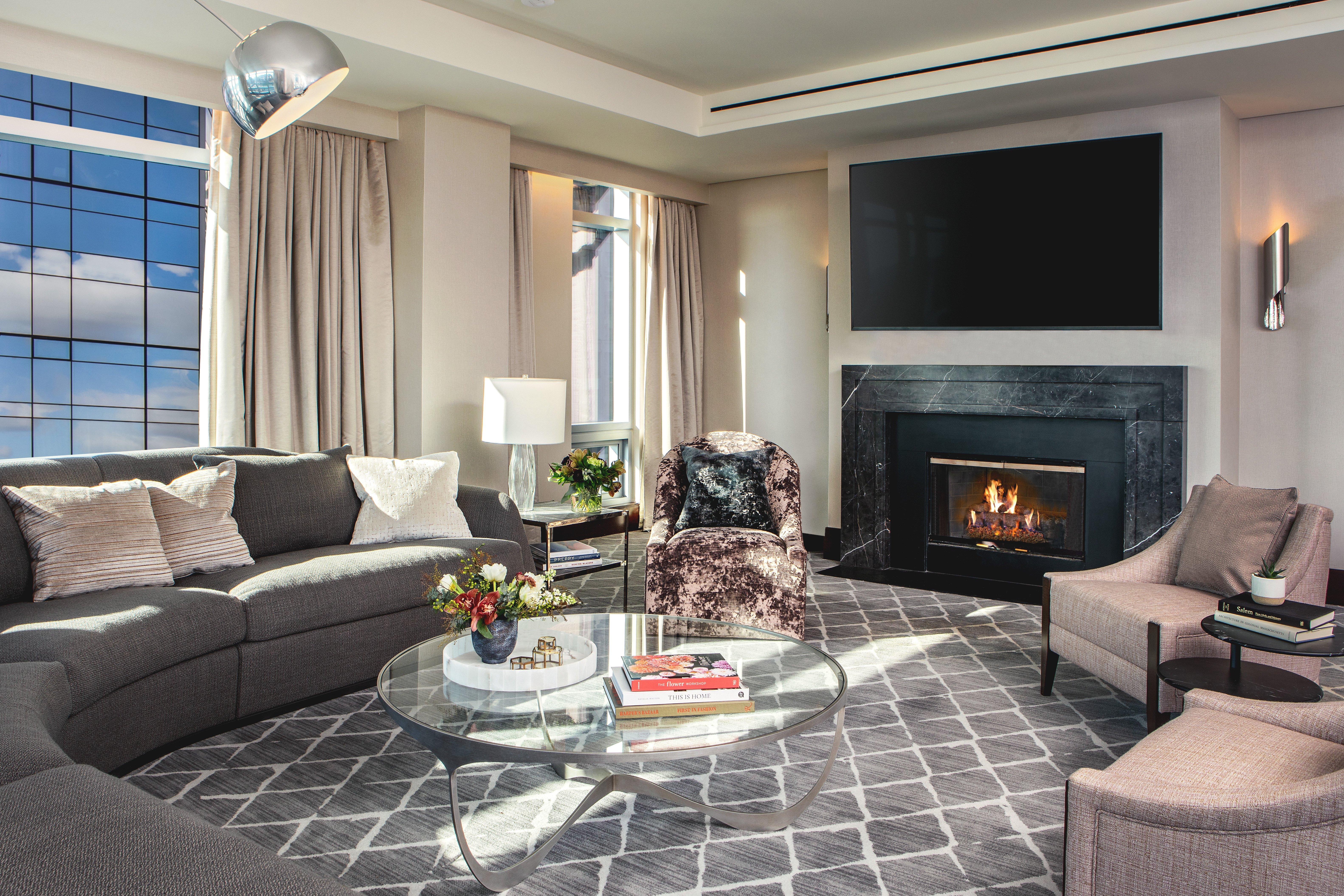 インターコンチネンタル ボストン エクステリア 写真 The living room of a suite at the Mandarin Oriental Washington DC