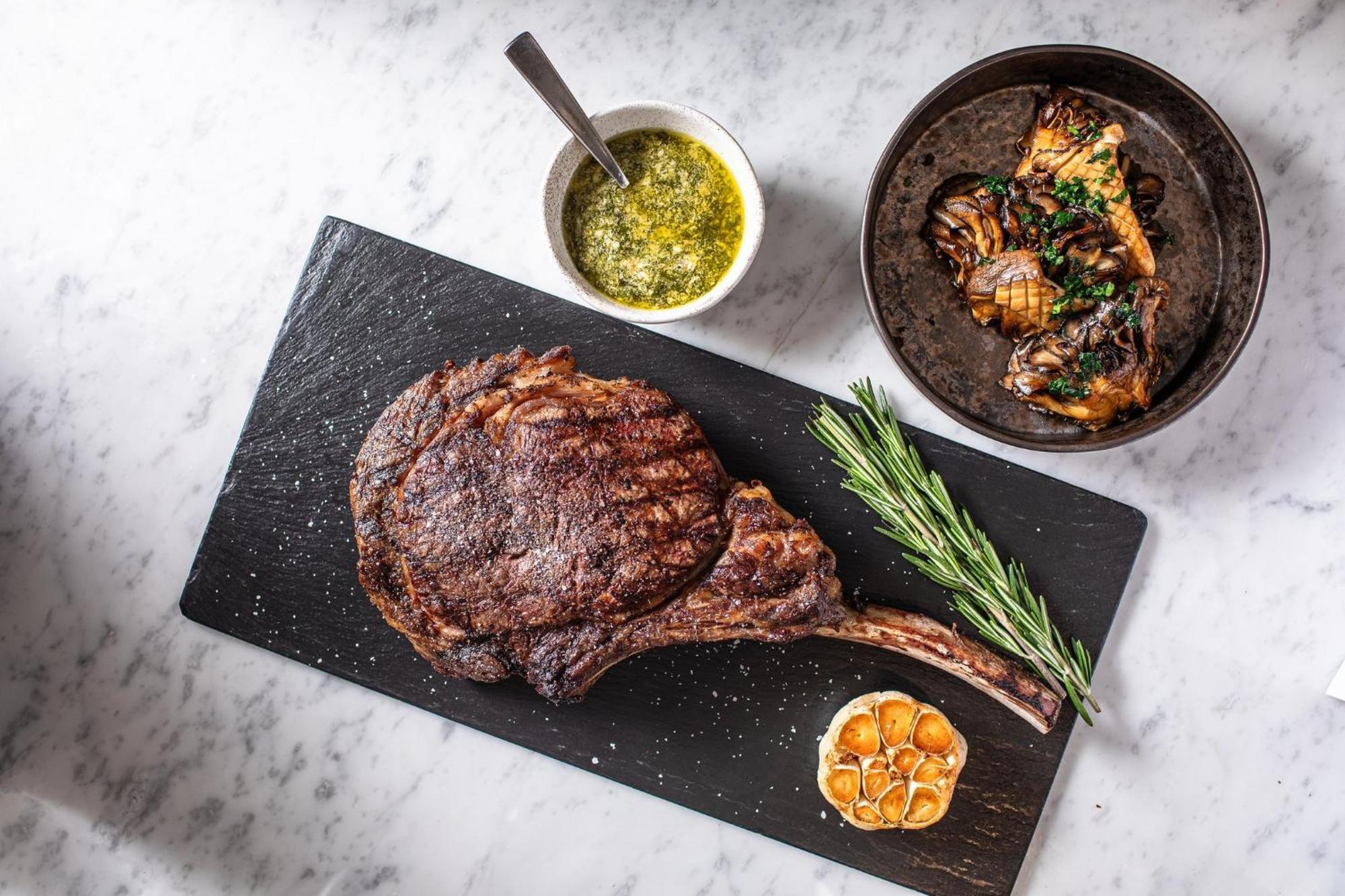 インターコンチネンタル ボストン エクステリア 写真 A grilled steak