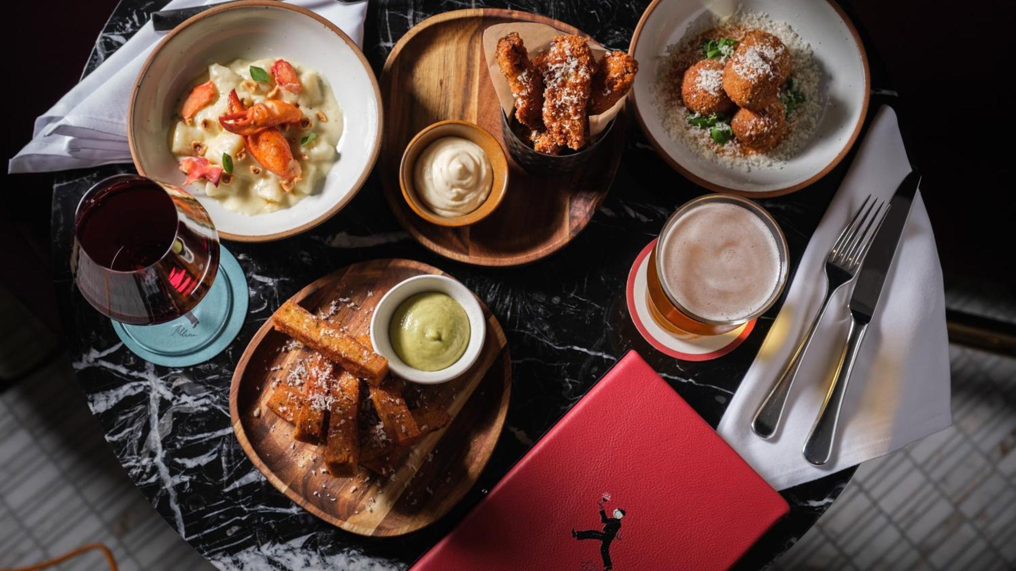 インターコンチネンタル ボストン エクステリア 写真 A selection of dishes at The Ivy, St Paul's