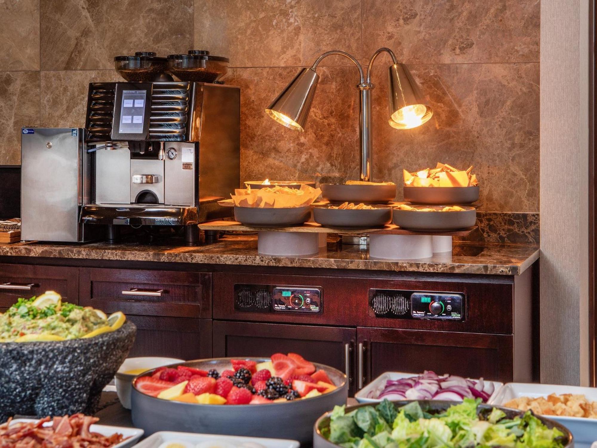 インターコンチネンタル ボストン エクステリア 写真 A coffee machine at a buffet